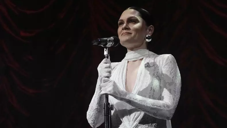 Jessie J Electrifies Las Vegas Crowd in All-White Concert Look!