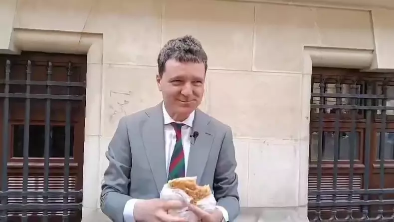 Nicușor Dan mâncând merdenele de la Nea Mihai în campania electorală din 2025 (1)