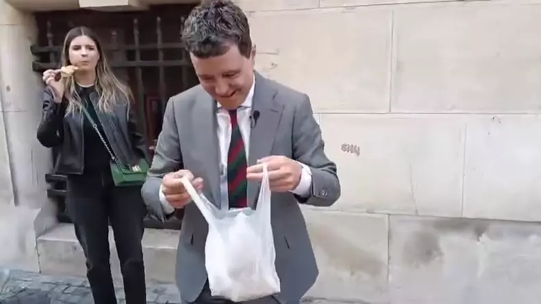 Nicușor Dan mâncând merdenele de la Nea Mihai în campania electorală din 2025 (2)