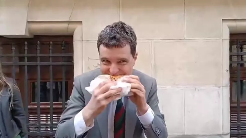 Nicușor Dan mâncând merdenele de la Nea Mihai în campania electorală din 2025 (3)