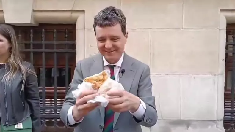Nicușor Dan mâncând merdenele de la Nea Mihai în campania electorală din 2025 (4)