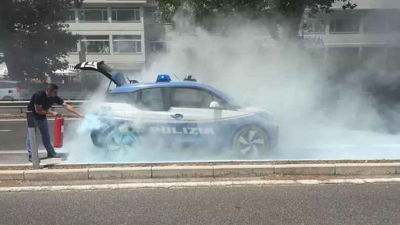 bmw-i3-police-car-fire