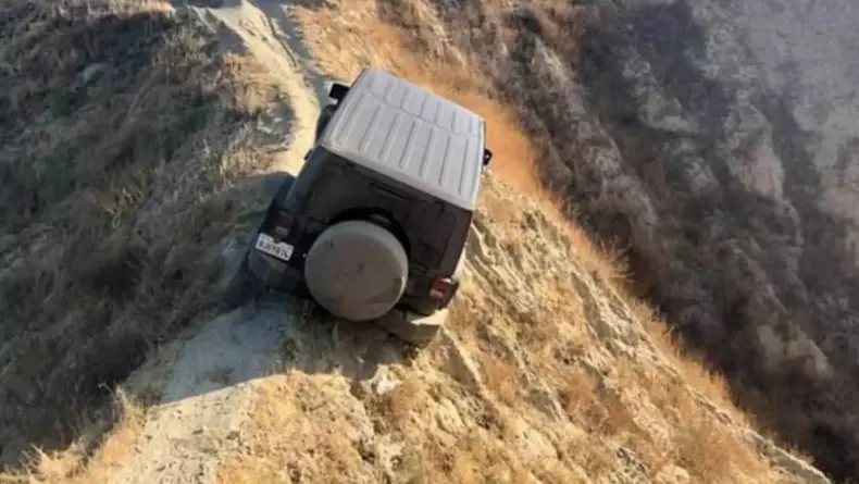 Jeep Wrangler blocat off-road