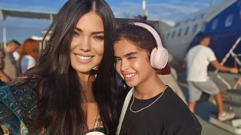 4. Paula Seling și fiica ei