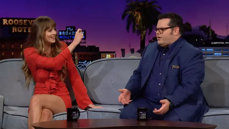 Momentul stânjenitor trăit de Dakota Johnson în direct la tv: „Nimic din ce n-a văzut deja toată lumea”