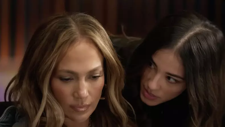 Jennifer Lopez, Ben Affleck, Matt Damon et Tom Brady dans une publicité Dunkin' pour le Super Bowl