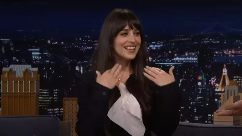 Dakota Johnson, ținută îndrăzneață la TV (5)