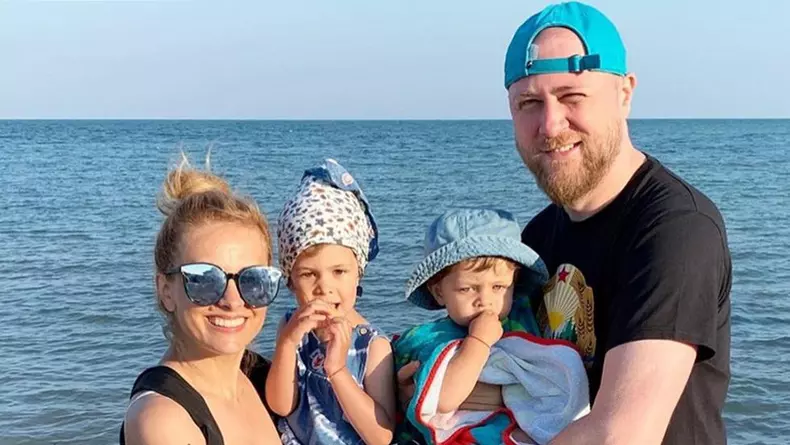 Simona-Gherghe-soțul-ei-și-copiii-lor-1