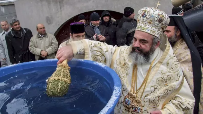 aghiasma-mare-apa-sfintita-boboteaza