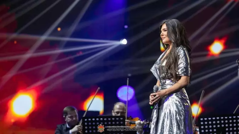 paula seling pe scena