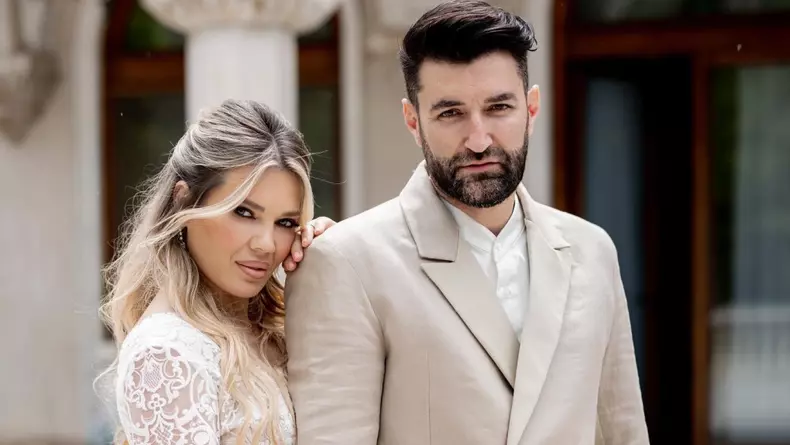 smiley-gina-pistol-c-1000x563-1