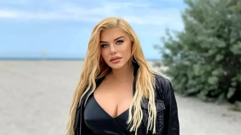 modul-inedit-in-care-loredana-groza-si-a-facut-aparitia-in-capitala.-nimeni-nu-se-astepta-sa-o-vada-asa-tin-minte-ca-raducioiu-statea-deasupra-mea