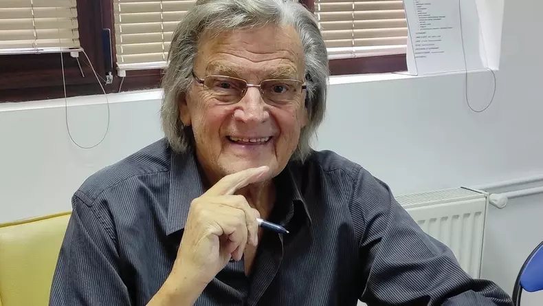 e6256bb0-9b1b-441e-a248-9157d3e5d36f