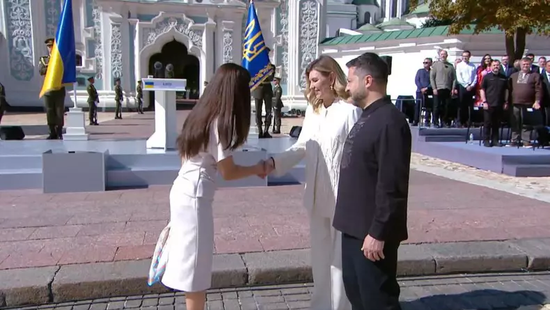 mirabela-gradinaru-a-fost-primita-la-kiev-de-zelenski-si-sotia-sa-prima-doamna-participa-la-ceremonia-de-ziua-independentei-ucrainei-1095623