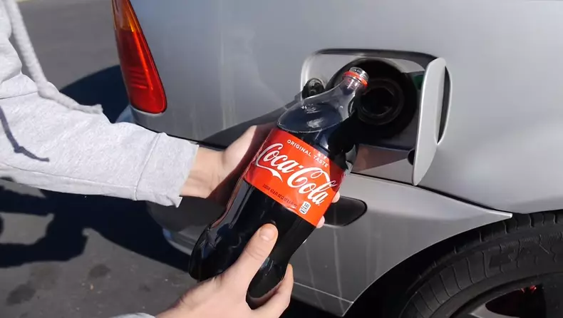 VIDEO: Ce se întâmplă dacă torni Coca-Cola în rezervorul mașinii