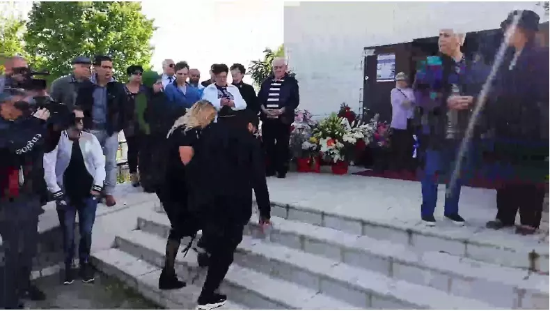 Devastat de durere, acesta a fost la un pas de a se prăbuși pe scări.