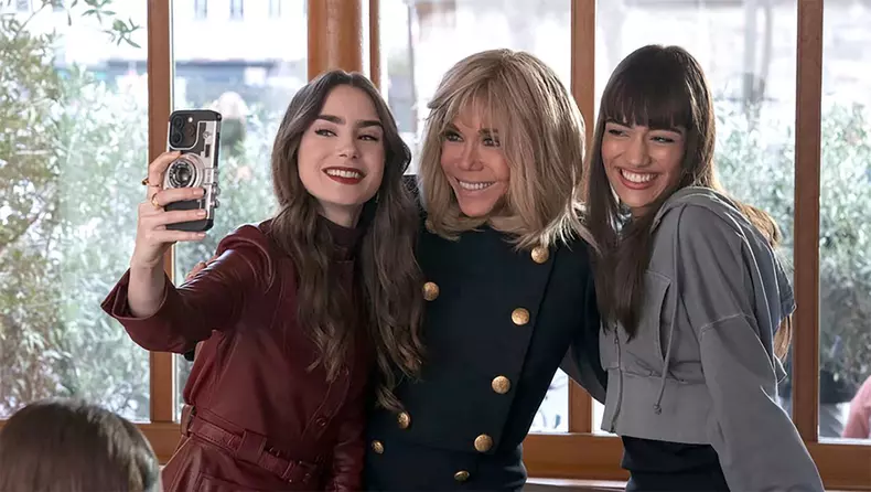 Premières dames dans des séries télévisées : Brigitte Macron, Michelle Obama, Hillary Clinton.