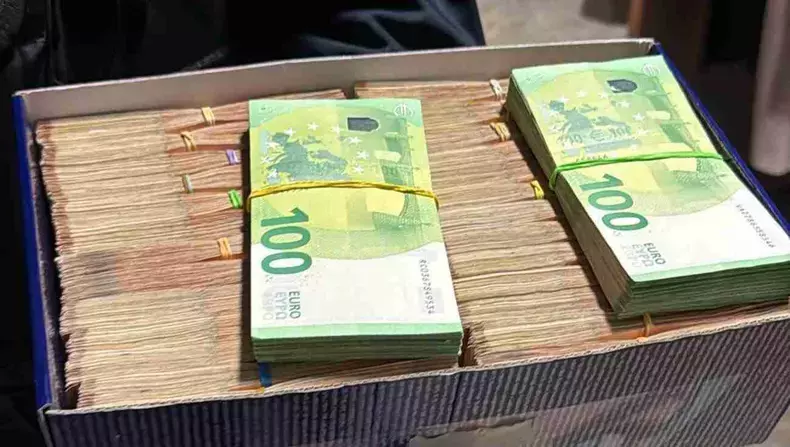 seful-arr-avea-acasa-doua-cutii-de-pantofi-pline-cu-teancuri-de-bani--procurorii-dna-au-numarat-350-000-de-euro-in-vila-lui-cristian-anton-e1774967131783