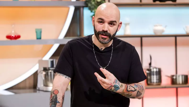 un-chef-patiser-celebru-vine-la-chefi-la-cutite-pentru-a-i-impresiona-pe-jurati-1