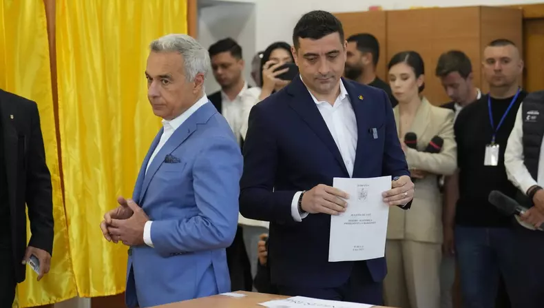 George Simion s-a prezentat la urne alături de Călin Georgescu
