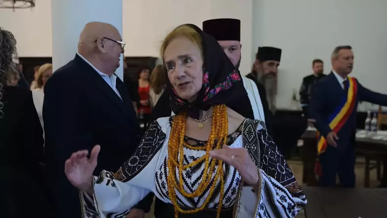 Florin Piersic, întâmpinat cu pâine și sare la Mănăstirea Putna  (5)