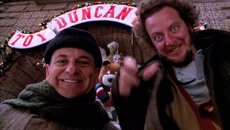 Hotii-din-Singur-acasa