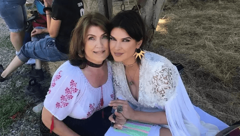 Cum s-a îmbrăcat mama actriţei Monica Bîrlădeanu la nunta fiicei sale cu Valeriu Gheorghiţă.