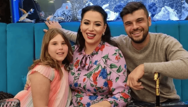 Oana Roman şi Marius Elisei cu fiica lor Isabela