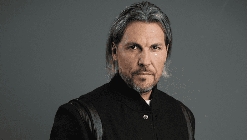 Adi Vasile este prezentatorul Survivor România 2026.