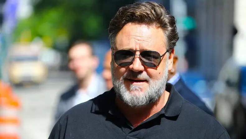 Sienna Miller, Annabelle Wallis et Russell Crowe arrivent aux studios The Build Studio Series pour la promotion de la nouvelle série télévisée "The Loudest Voice" à New York
