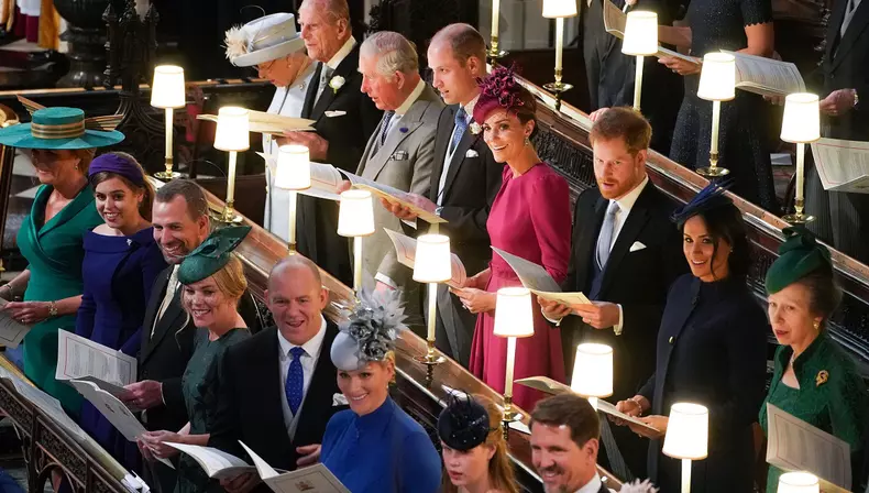 Regina Elisabeta a II-a, Prințul Philip, Prințul Charles, Prințul William, Kate Middleton, Prințul Harry, Meghan Markle, Prințesa Anne, Sarah Ferguson, Prințesa Beatrice, Zara Tindall și Mike Tindall