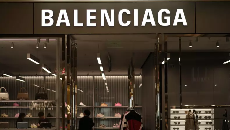 Balenciaga a lansat o serie de balerini pentru bărbați