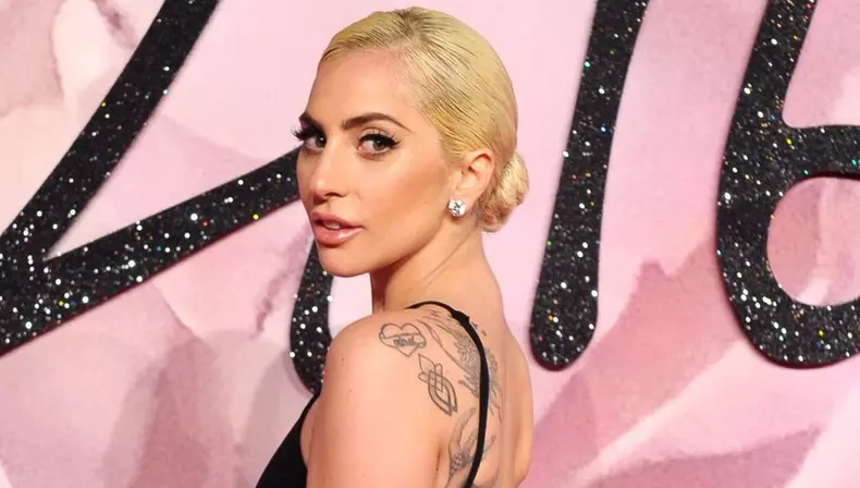 Bărbat reținut de gărzile lui Lady Gaga pentru că i-a adus flori artistei