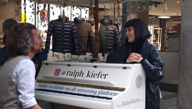 irina-rimes-a-lansat-o-piesa-pe-strazile-din-munchen-1