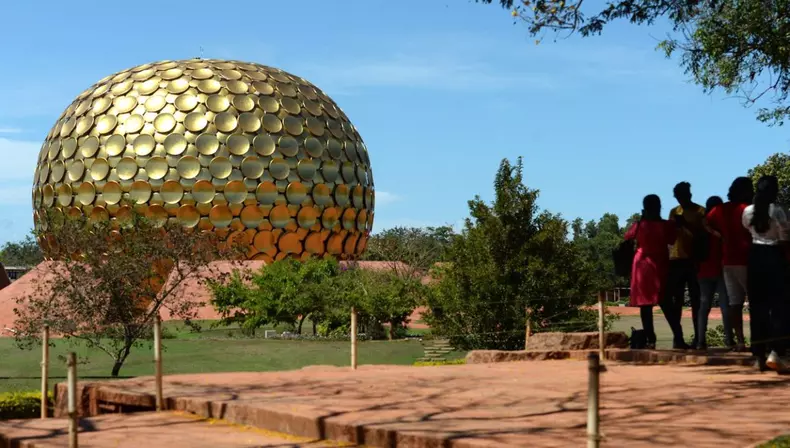 Auroville, orașul în care nu există religie, politică și bani