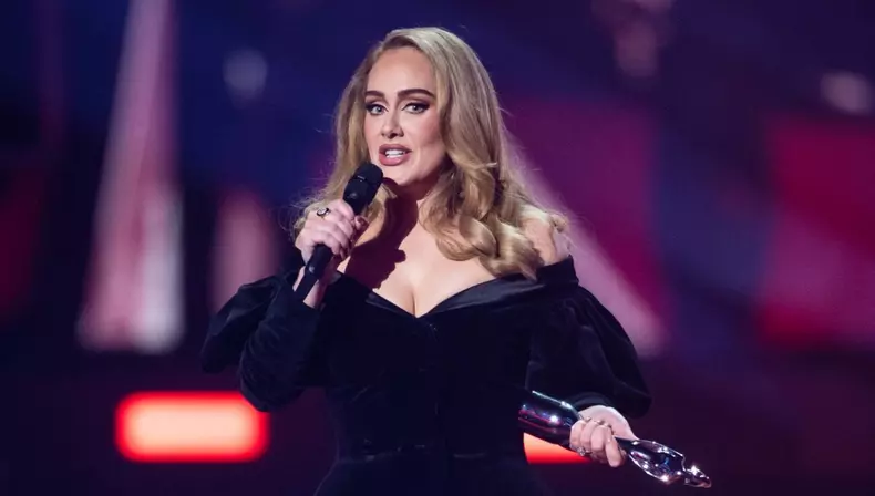 Adele a căzut în culisele show-ului din Las Vegas: „Mi-au ridicat tot trupul de pe jos”