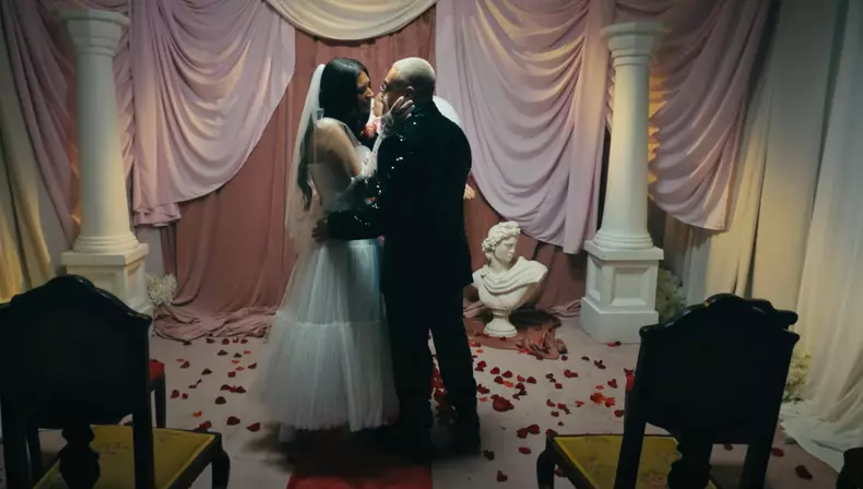 Alex Velea și Antonia, mire și mireasă în videoclipul piesei „Cum Se Împarte Dragostea”