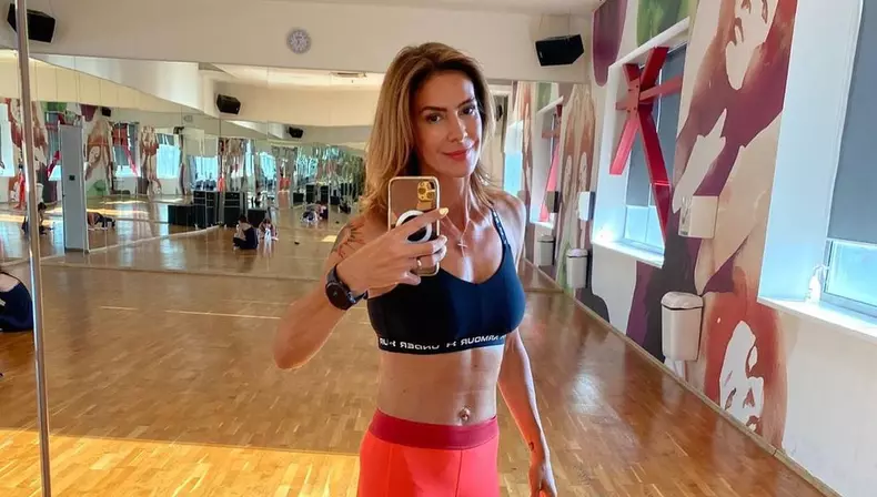Roxana Ciuhulescu și-a făcut o operație de implant și lifting mamar