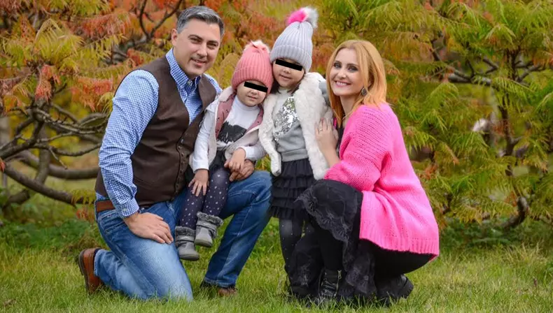 Alina Sorescu, Alexandru Ciucu și fiicele lor, Carolina (dreapta) și Raisa (stânga)