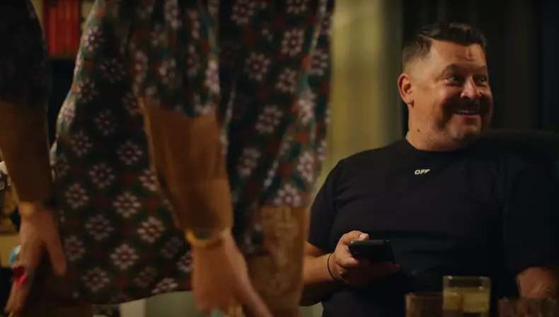 Loredana Groza a dansat provocator pe masă, în podcastul lui Mihai Bobonete (10)