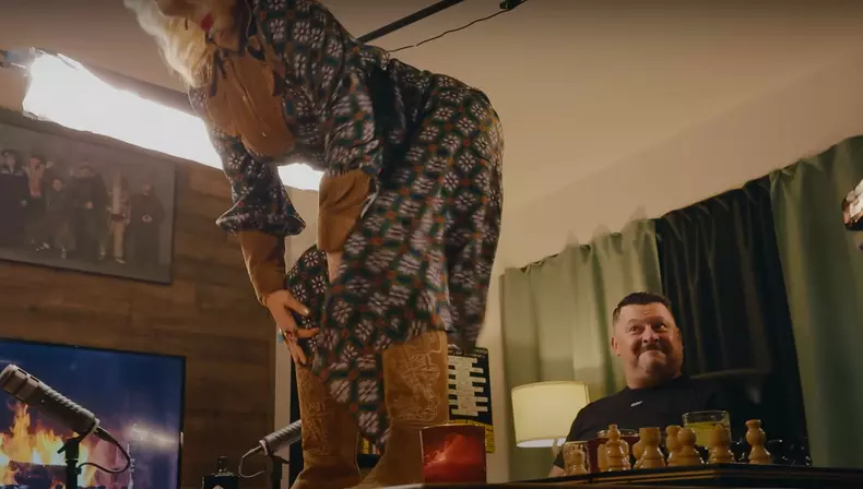 Loredana Groza a dansat provocator pe masă, în podcastul lui Mihai Bobonete (11)