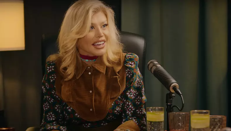 Loredana Groza a dansat provocator pe masă, în podcastul lui Mihai Bobonete (13)