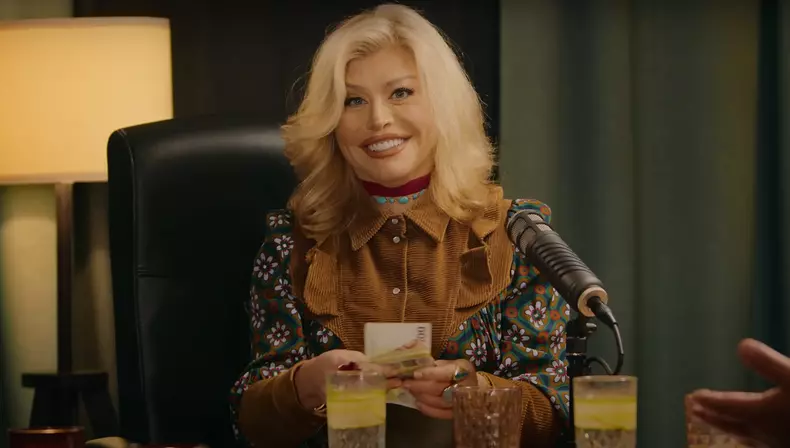 Loredana Groza a dansat provocator pe masă, în podcastul lui Mihai Bobonete (3)