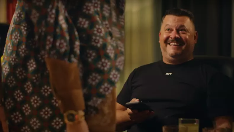 Loredana Groza a dansat provocator pe masă, în podcastul lui Mihai Bobonete (9)