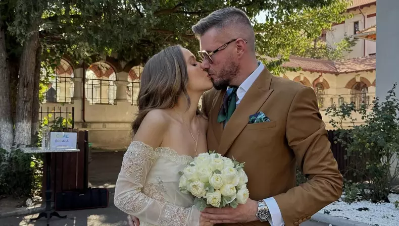 Mara Boglea și soțul ei, portret superb de familie înainte de Crăciun. Fiica Ralucăi Moianu și a lui Marius Ancuța este însărcinată cu primul copil