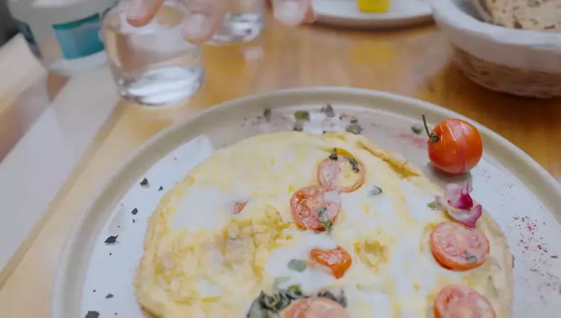 Omletă caprese restaurantul lui Dani Oțil