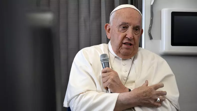 Prima imagine cu Papa Francisc, de când a fost internat în spital