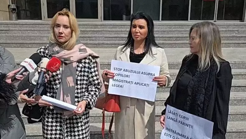 Adriana Bahmuțeanu și Oana Ioniță protestează pentru drepturile mamei în fața Tribunalului București