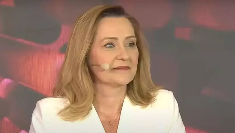 Cât costă rochia purtată de Elena Lasconi la dezbaterea electorală