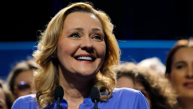 Cât costă rochia purtată de Elena Lasconi la dezbaterea electorală
